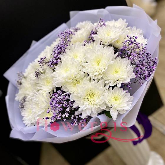 Букет из белых хризантем с фиолетовой гипсофилой